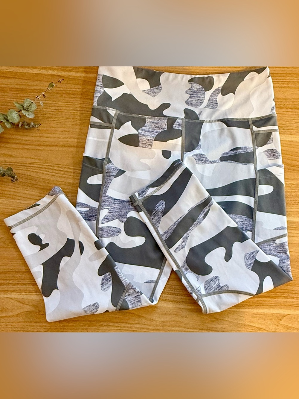 Zyia Active White/Gray Camo Light N Tight Pocket Capri Size 8/10